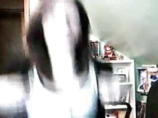 O adolescente maior de idade tira o roupão na webcam ... bazucas bacanas e crack molhado com corpo incrível