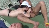 Sexo Hawt Group Sex na verdadeira praia nua na Rússia