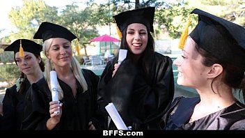 Bffs - Célébrer la remise des diplômes avec lesbo 3some